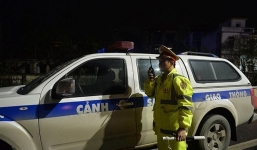 CSGT dùng xe chuyên dụng chở bé sơ sinh đi bệnh viện do xe cấp cứu bị mắc kẹt trên cao tốc