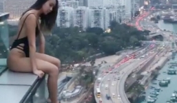 Mỹ nữ mặc bikini ngồi vắt vẻo trên trên mép tòa nhà 33 tầng để chụp ảnh khiến dân tình đứng tim