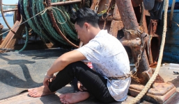 Giải cứu 4 thuyền viên bị chủ tàu trói bằng xích sắt gây phẫn nộ