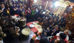 Hà Nội: Giáng chức nữ hiệu trưởng đi lễ trong giờ hành chính