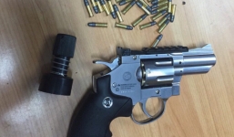 Phát hiện hành khách mang súng và hàng trăm viên đạn khi tới Nội Bài