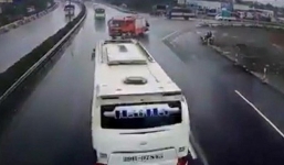 Xe khách va chạm với xe PCCC trên cao tốc Pháp Vân chạy dưới tốc độ cho phép