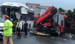 Tài xế ô tô khách đâm xe chữa cháy: Đánh lái né tránh có thể gây tai nạn liên hoàn