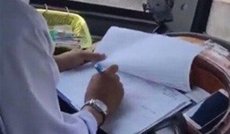 Tài xế vừa điều khiển vô lăng vừa ghi chép sổ sách bị đuổi việc