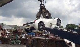 Siêu xe hơn 6 tỷ đồng bị nghiền nát vì 'nghi là đồ trộm cắp'