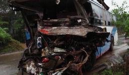 Tai nạn nghiêm trọng: Xe khách tông xe tải, 3 người tử vong, nhiều người bị thương