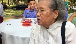 Xúc động cảnh cụ bà 81 tuổi vượt quãng đường gần 300km đến viếng nguyên Thủ tướng Phan Văn Khải