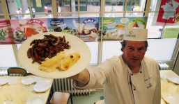 Học sinh trên thế giới ăn món gì vào bữa trưa?