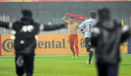 Bùi Tiến Dũng khoe 'núi' quà tặng của fan sau kỳ tích cùng U23 Việt Nam