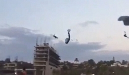 Clip 2 du khách nhảy dù va chạm kinh hoàng giữa trời và cái kết bi thương