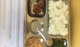 Bữa trưa 15.000 đồng của học sinh lớp 2 ở Hà Nội chỉ có 2 viên chả cùng ít muối vừng