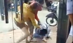 Truy tìm 2 phụ nữ đánh  khách vãng lai dã man trên phố