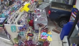 Trộm táo tợn dùng xe tải tông sập cửa hàng, cướp máy ATM