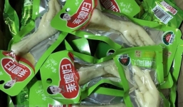 Hãi hùng phát hiện hơn 1 tấn thạch và chân gà thối nhập lậu có xuất xứ Trung Quốc bốc mùi hôi thối