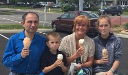 Chụp ảnh cho một gia đình xa lạ theo mách bảo, vài tuần sau người phụ nữ hốt hoảng biết được lý do