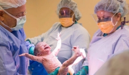 Hy hữu: Bé sơ sinh giang tay, chân và cười tươi khi chào đời