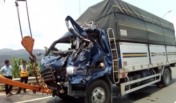 Xe tải lao vào trạm BOT, tài xế tử vong mắc kệt trong cabin