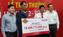 Tỉ phú Vietlott “thần tốc” xuất hiện, không đeo mặt nạ