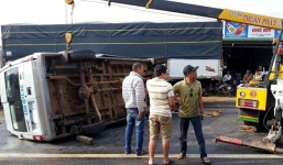 Xe khách 16 chỗ chạy tốc độ cao lộn nhiều vòng trên quốc lộ