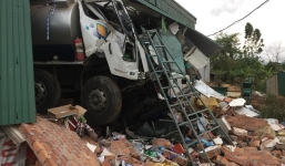 Xe bồn chở dầu xuyên thủng nhà dân, thiệt hại tài sản gần 1 tỷ đồng