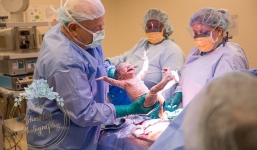 Bức ảnh bé trai dang tay hân hoan khi chào đời 'gây sốt' cộng đồng mạng và câu chuyện về nỗ lực của người mẹ phía sau