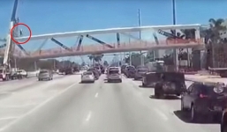 Khoảnh khắc kinh hoàng khi cầu vượt 950 tấn bị sập ở Mỹ: Công nhân xây dựng bị hất văng lên không trung, rơi xuống đống đổ nát