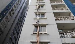 Ám ảnh những chiếc thang dây cháy đen, chăn và rèm cửa lủng lẳng tại hiện trường vụ cháy khiến 13 người thiệt mạng ở Sài Gòn