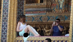 Nữ du khách ăn mặc 'thiếu vải', chụp ảnh phản cảm trong chùa, cư dân mạng phẫn nộ yêu cầu bắt giữ