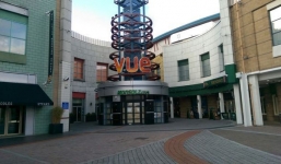 Cúi người nhặt điện thoại trong rạp chiếu phim, chàng trai không ngờ nhận kết cục bi thảm