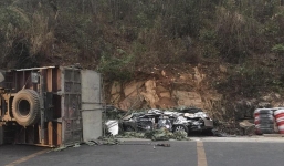 Xe tải bị lật, đè bẹp dúm ô tô Toyota Vios mới mua