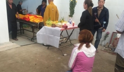 Xót xa khi chứng kiến cảnh tượng 3 quan tài đặt cạnh nhau sau khi bà ngoại, con gái và cháu gái 2 tuổi tử vong trong vụ cháy kinh hoàng