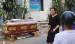 'Không có tiền mua quan tài', em trai chôn xác chị gái trong nhà
