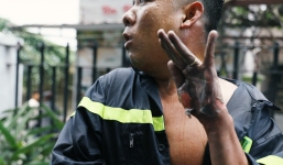 Gặp anh lính cứu hỏa bị bỏng tuột da tay: 'Thấy máy bơm trục trặc tôi định tiến đến sửa thì nó phát nổ'