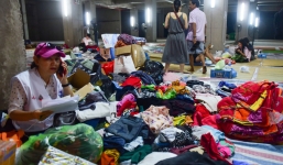 Sau vụ cháy kinh hoàng, cư dân chung cư Carina Plaza vạ vật 'màn trời chiếu đất' vì không có chỗ ngủ