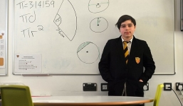 Gặp thần đồng 12 tuổi có chỉ số IQ cao hơn cả thiên tài quá cố Stephen Hawking, lọt 1\% những người thông minh nhất thế giới