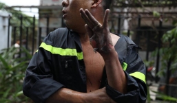 Nữ phóng viên chụp bức ảnh anh lính cứu hỏa bị bỏng tuột da tay: 'Anh ấy chỉ ngồi đó, mắt vẫn hướng về đồng đội và đám cháy'