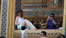 Nữ du khách ăn mặc 'thiếu vải', chụp ảnh phản cảm trong chùa, cư dân mạng phẫn nộ yêu cầu bắt giữ