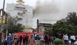 Cháy quán karaoke 6 tầng ở Hà Tĩnh, 3 người bị mắc kẹt bên trong