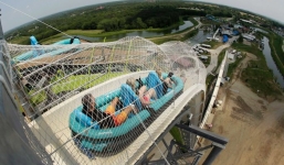 Chơi đường trượt nước không đảm bảo an toàn, bé trai 10 tuổi bị hất văng lên chơi, qua đời thương tâm