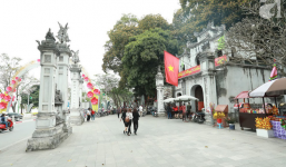 Người phụ nữ bán hoa gói lá cuối cùng đất Hà thành, trải 70 mùa hoa vẫn say mê