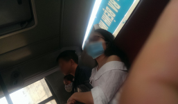 Làm người tốt thật chẳng dễ dàng: Giúp mỹ nhân bị tụt áo trên xe bus, anh chàng bị hiểu lầm là kẻ sàm sỡ