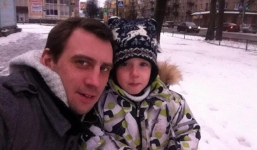 Mẹ ném con từ tầng thượng xuống đất rồi tự tử vì không thể giành quyền nuôi con