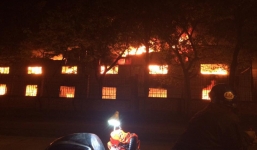 Công ty may bùng cháy dữ dội lúc rạng sáng khiến nhiều người hoảng sợ