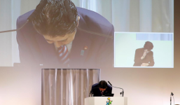 Thủ tướng Nhật cúi đầu xin lỗi vì những bê bối đất công liên quan tới vợ