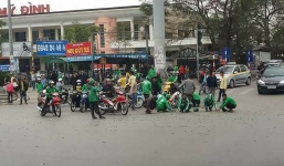 Hình ảnh đẹp: Thùng táo bị đổ ra đường, nhiều tài xế GrabBike và xe ôm truyền thống cùng ra nhặt giúp không sót một quả