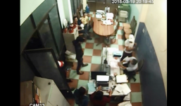 Nhóm thanh niên lạ mặt cầm bình xịt hơi cay xông vào nhà hành hung giám đốc