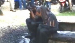 Cặp đôi bị dân làng kéo ra giữa đường dội nước cống vì dám hẹn hò riêng