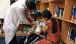 Cậu bé teo dạ dày, sụt 12kg sau khi uống nhầm hóa chất