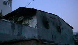 Cháy nhà kèm tiếng nổ lớn, nhiều người nhảy xuống mương nước vì không có lối thoát hiểm