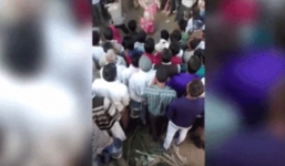 Phẫn nộ chồng trói vợ vào cây để mặc người khác sàm sỡ